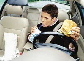 Bằng chứng khoa học 
cho thấy ăn uống khi lái xe rất nguy hiểm