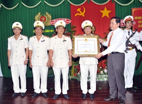 Đón nhận Huân chương Chiến công hạng Nhất