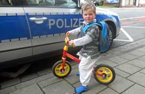 Cậu bé 2 tuổi tự đạp xe đi thăm bệnh