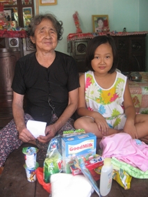 Trao tiền từ thiện