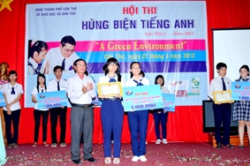Trao giải Hội thi hùng biện tiếng Anh
