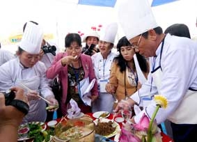 Lãnh đạo Ban Chỉ đạo Tây Nam bộ thăm các gian hàng