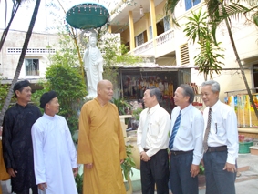 Lãnh đạo TP đến thăm, chúc mừng các vị chức sắc, tăng ni, phật tử nhân Đại lễ Phật đản 2012 - Phật lịch 2556