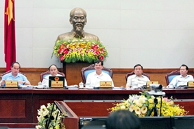 Tiếp tục thực hiện lộ trình hạ lãi suất và tháo gỡ khó khăn cho doanh nghiệp