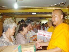 Tặng quà cho 200 hộ dân tộc Khmer nghèo