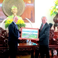 Lãnh đạo thành phố
tiếp Phó Tổng lãnh sự Anh