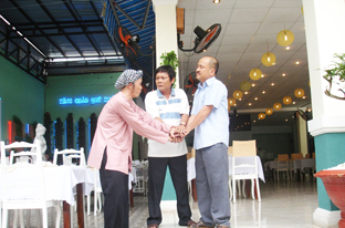 "Trăm hay không bằng tay quen"