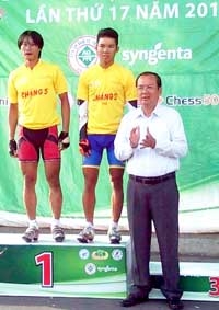 Cua-rơ Lý Quốc Việt (TP Long Xuyên) bảo vệ thành công áo vàng hạng phong trào