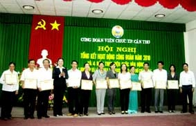 Đẩy mạnh việc học tập, làm theo gương Bác, xây dựng người cán bộ, công chức chuẩn mực gắn với thực hiện hiệu quả các phong trào thi đua yêu nước