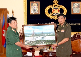 Thắt chặt tình đoàn kết, hữu nghị, hợp tác với quân đội Hoàng gia Campuchia