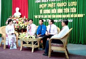Noi gương Bác, tận tụy phục vụ nhân dân