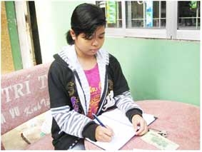 Trao tiền từ thiện