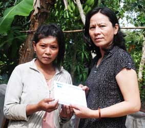 Trao tiền từ thiện