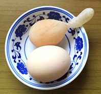 Trứng gà có... đuôi!