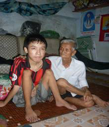 Trao tiền từ thiện