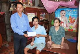 Trao tiền từ thiện