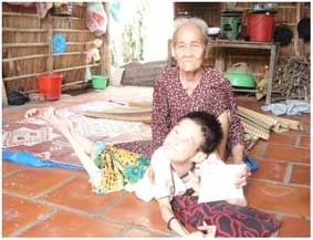 Trao tiền từ thiện