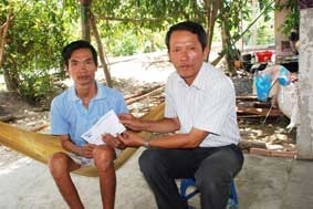 Trao tiền từ thiện