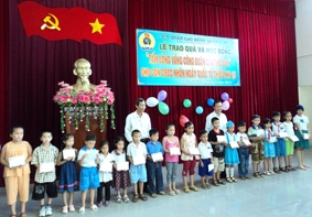 Nhiều hoạt động chăm lo cho học 
sinh nghèo, vượt khó học tốt