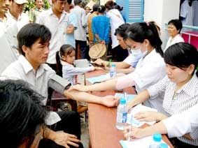 Khám, chữa bệnh miễn phí cho 830 bà con nghèo
tỉnh Bạc Liêu, Sóc Trăng