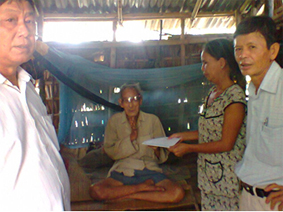 Trao tiền từ thiện