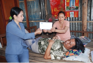 Trao tiền từ thiện