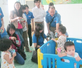 Đoàn cơ sở Báo Cần Thơ thăm và tặng quà cho trẻ em mồ côi, nhiễm chất độc Dioxin