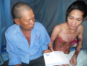 Trao tiền từ thiện