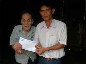 Trao tiền từ thiện