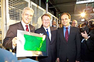 Kính cửa sổ tích hợp pin năng lượng mặt trời