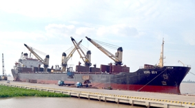 Đón nhận tàu có trọng tải lớn nhất từ trước đến nay
