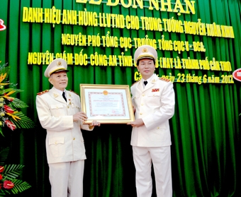 Trung tướng Nguyễn Xuân Xinh nhận danh hiệu
Anh hùng lực lượng vũ trang nhân dân