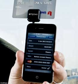 Gắn thẻ tín dụng vào điện thoại di động để thanh toán