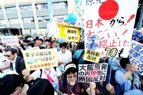 Người dân biểu tình chống tái khởi động lò phản ứng hạt nhân