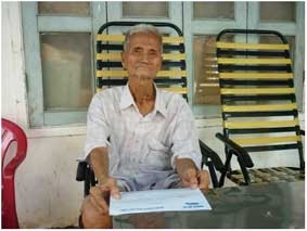 Trao tiền từ thiện