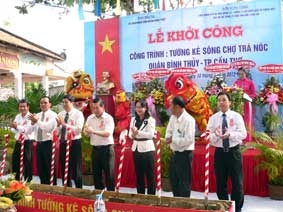 Khởi công xây dựng tường kè sông chợ Trà Nóc