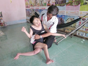 Hãy giúp đỡ gia đình Hồng Nhung!