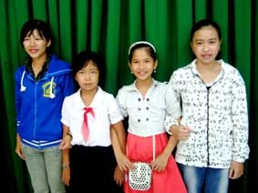 Vượt khó đến trường