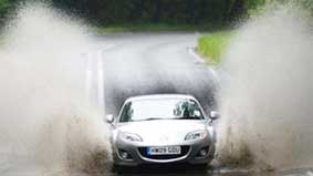 Đèn pha giúp khơi thông tầm nhìn của tài xế trong màn mưa