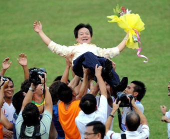 Ngôi vô địch: Cuộc chiến "nội bộ" của nhà bầu Hiển