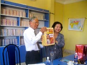 Nguyên Phó Chủ tịch nước Trương Mỹ Hoa
thăm Trường TH-THCS-THPT Quốc Văn Cần Thơ