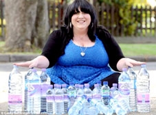 Uống 25 lít nước mỗi ngày