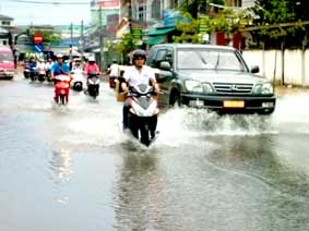 Mùa mưa đề phòng xe ô tô bị thủy kích