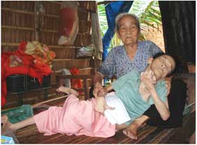 Trao tiền từ thiện