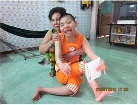 Trao tiền từ thiện