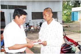 Trao tiền từ thiện