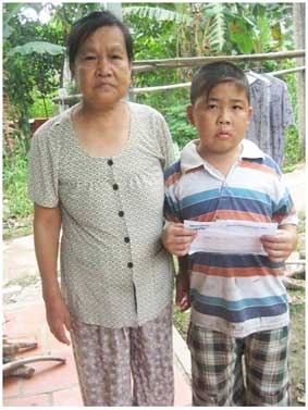 Trao tiền từ thiện