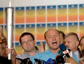 Tổng thống Roumanie 
tạm “thoát nạn”