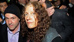 Mẹ Julian Assange đến Ecuador 
xin tị nạn cho con