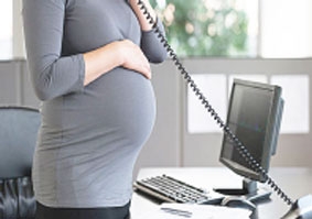 Làm việc ở tháng cuối thai kỳ có hại như hút thuốc lá